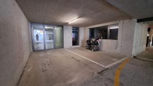 Eingang mit Parkplatz