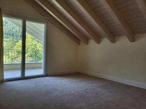 Zimmer mit Zugang zum Balkon