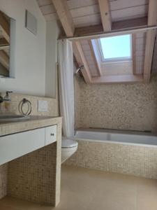 Badezimmer mit Badewanne