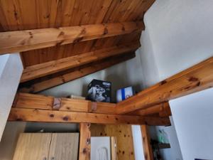 Abstellfläche in Dachschräge